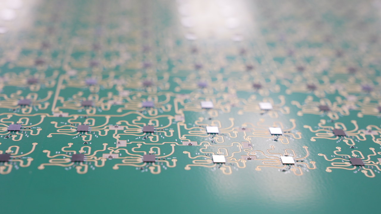 Mobile antenna system on vehicle